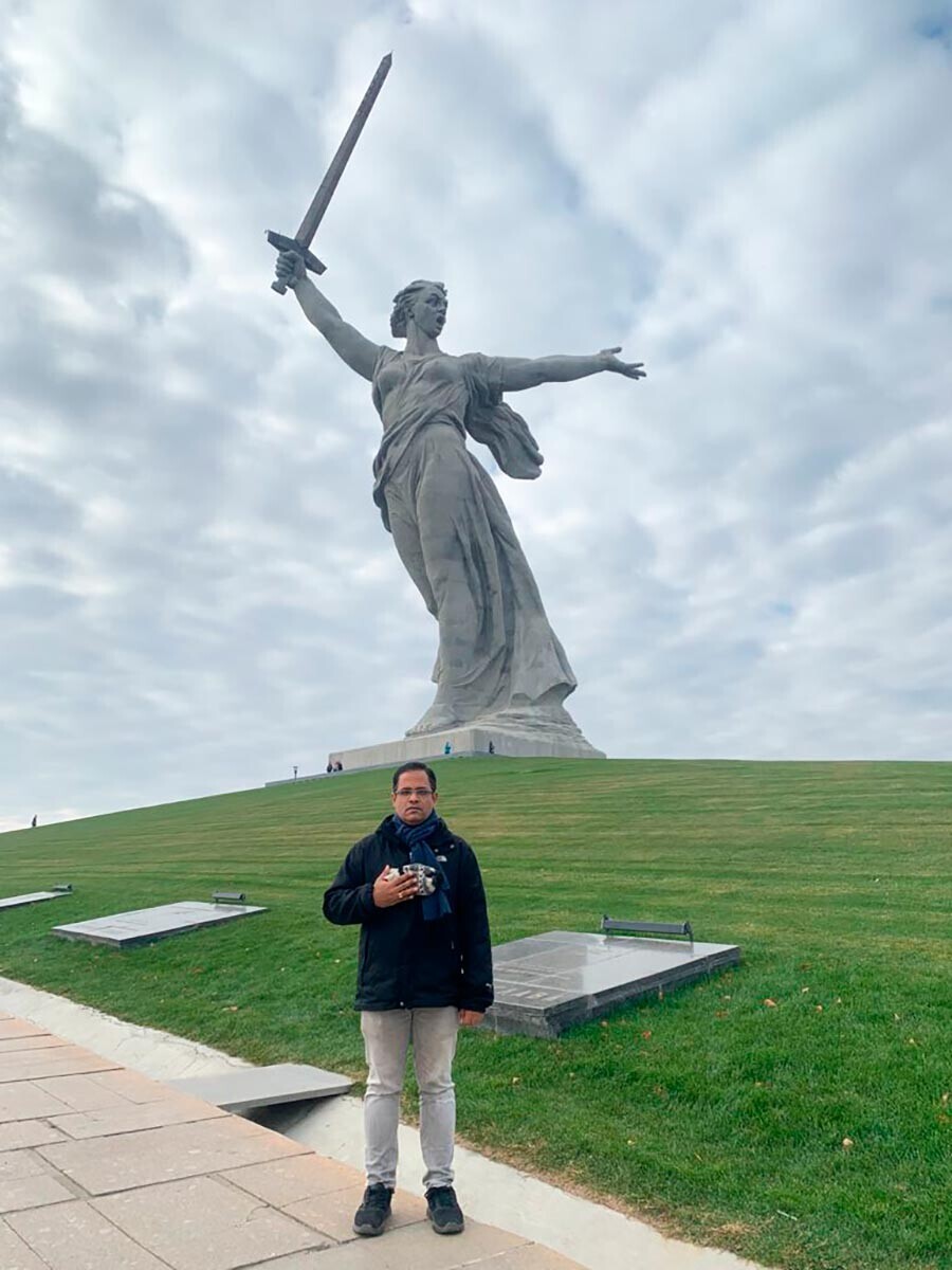 Frente al monumento del monumento a los Héroes de la Batalla de Stalingrado
