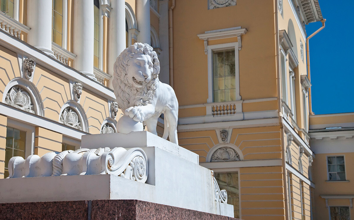 Esculturas de leones en la entrada del Museo Ruso de San Petersburgo 