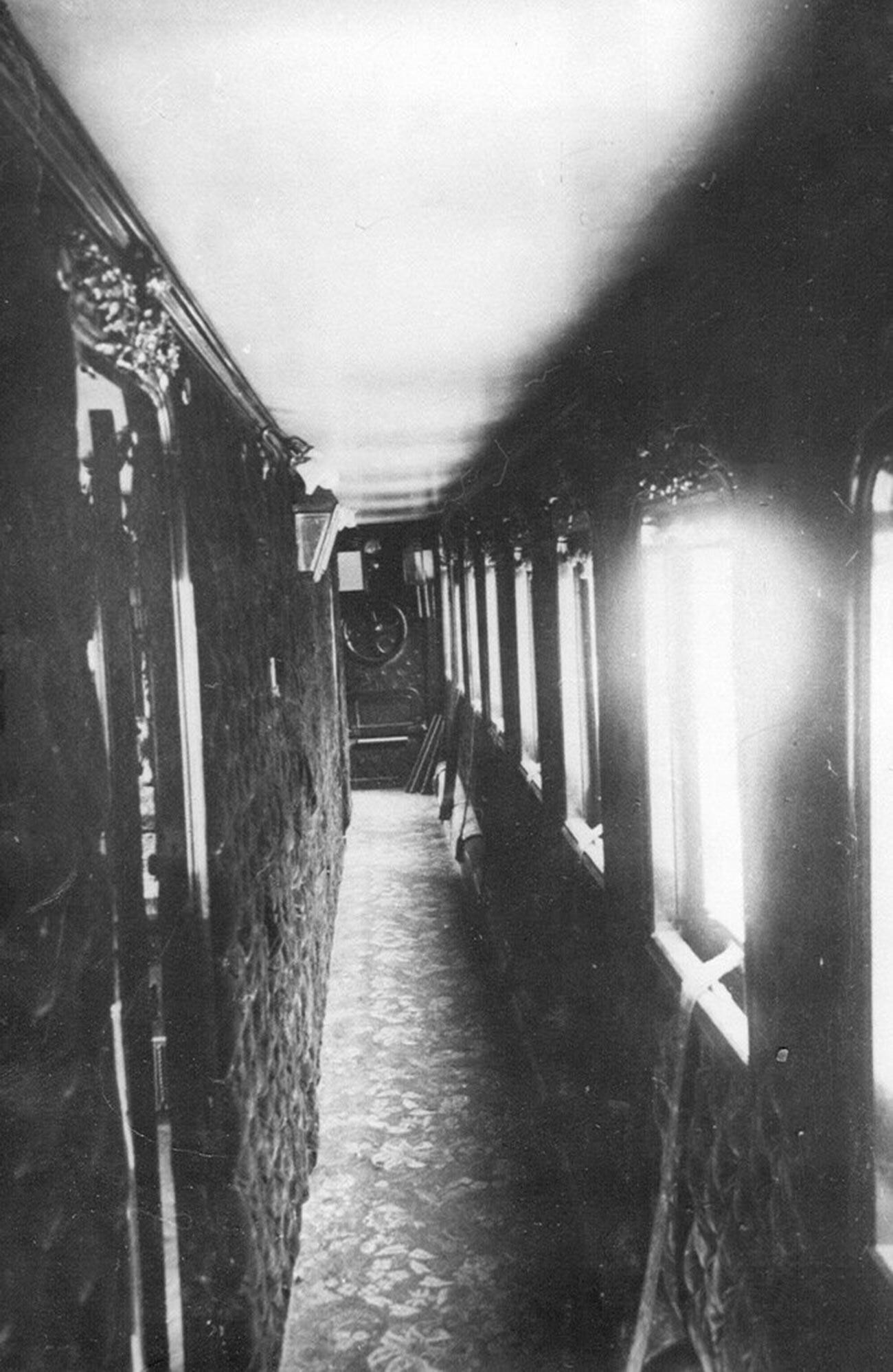 Der Korridor des Zugwagens mit den Schlafzimmern der Bediensteten.