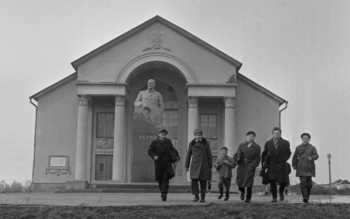 Escolares cerca de la Casa de la Cultura de la granja colectiva que lleva el nombre de Vladímir Lenin, distrito de Leninsky, la región de Moscú. 1963.