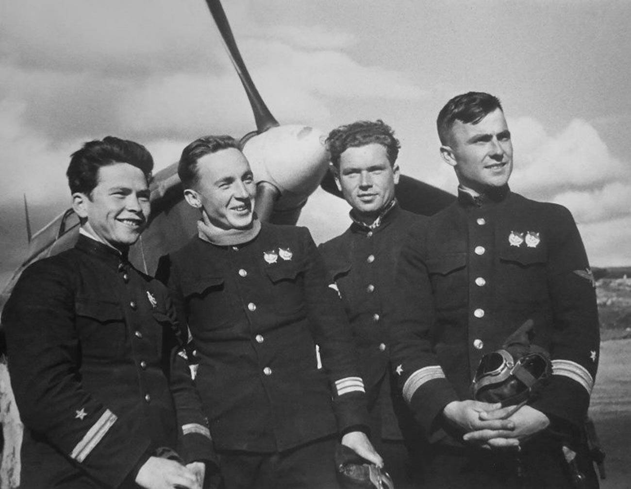 Un escadron de pilotes de chasse. Le courage des aviateurs soviétiques a été immortalisé dans le film Seuls les vieux vont au combat.
