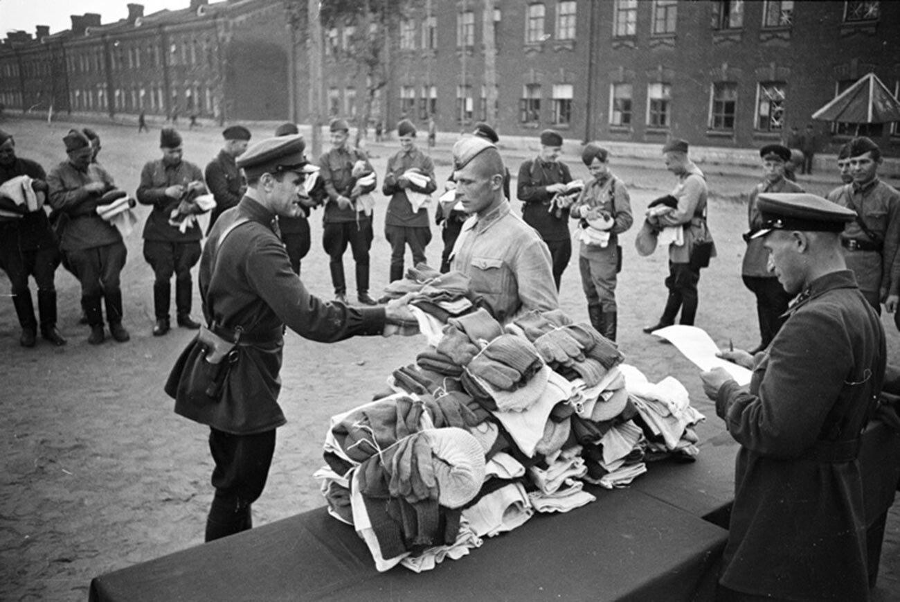 Des soldats soviétiques reçoivent des cadeaux de travailleurs américains.
