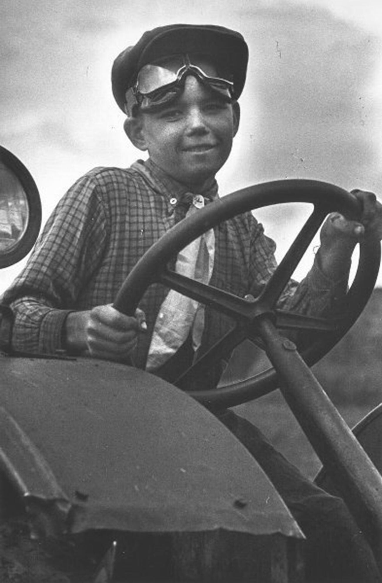 Un jeune conducteur de tracteur
