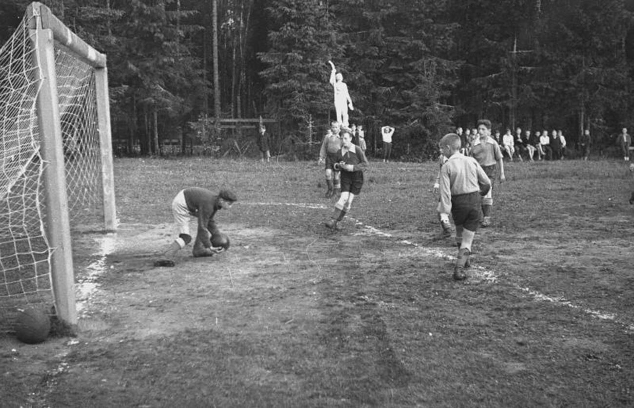Des pionniers jouent au football.