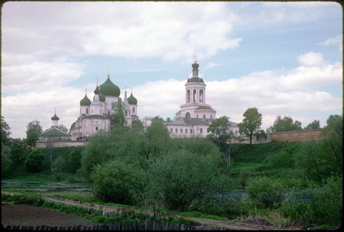 Bogolyubovo. Monastery of the Nativity of the Virgin (Bogoliubsky Icon of the Virgin), east view. From left: Church of Annunciation; Cathedral of Nativity of the Virgin; Cathedral of Bogoliubsky Icon of the Virgin; Bell tower & Church of Dormition over Holy Gate. May 26, 1997