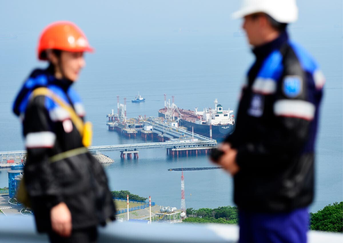 Kozminski zaliv. To naftno pristanišče je namenjeno sprejemanju, skladiščenju in pretovarjanju nafte, ki prihaja po naftovodu Vzhodna Sibirija - Tihi ocean.
