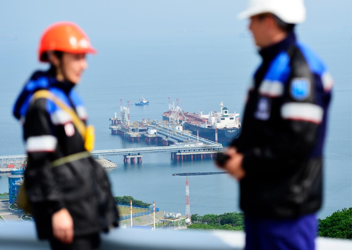 Baia di Kozmino. Questo porto petrolifero è progettato per ricevere, immagazzinare e trasportare il petrolio proveniente dal sistema di oleodotti della Siberia orientale-Oceano Pacifico