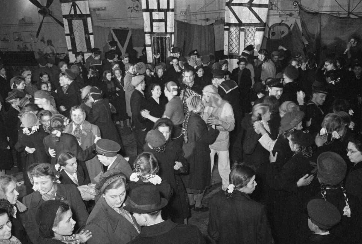 Sovjetska zveza. Oktober 1955. Ples v vaškem klubu. 