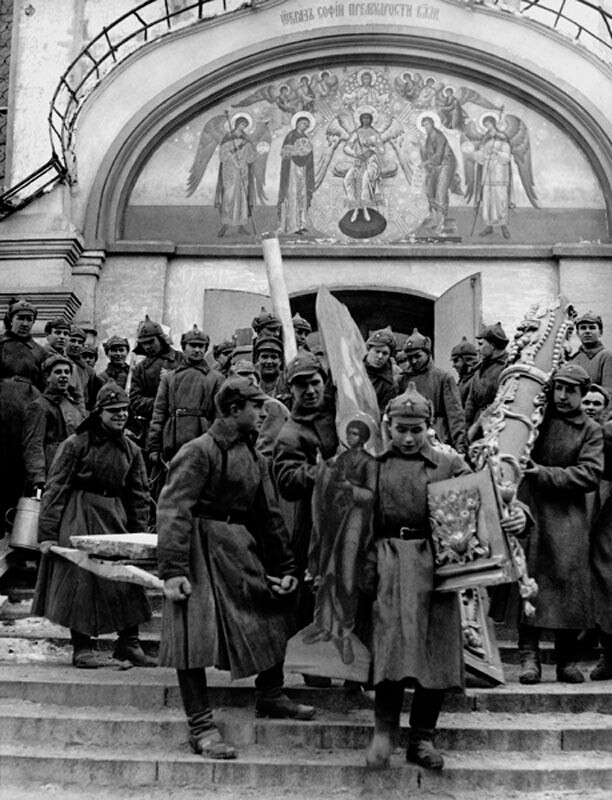 Црвеноармејци износе иконе и црквене утвари након затварања Симоновог манастира, 1923.