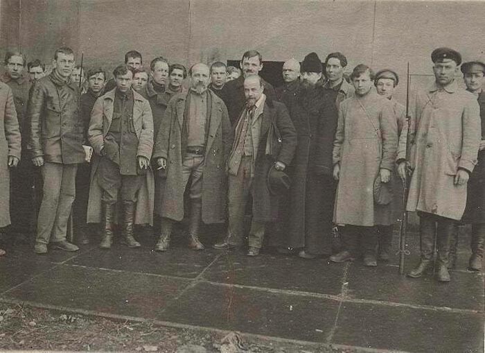 Група чланова Комисије за заплену црквених драгоцености и епископ Дитоније, 1922.