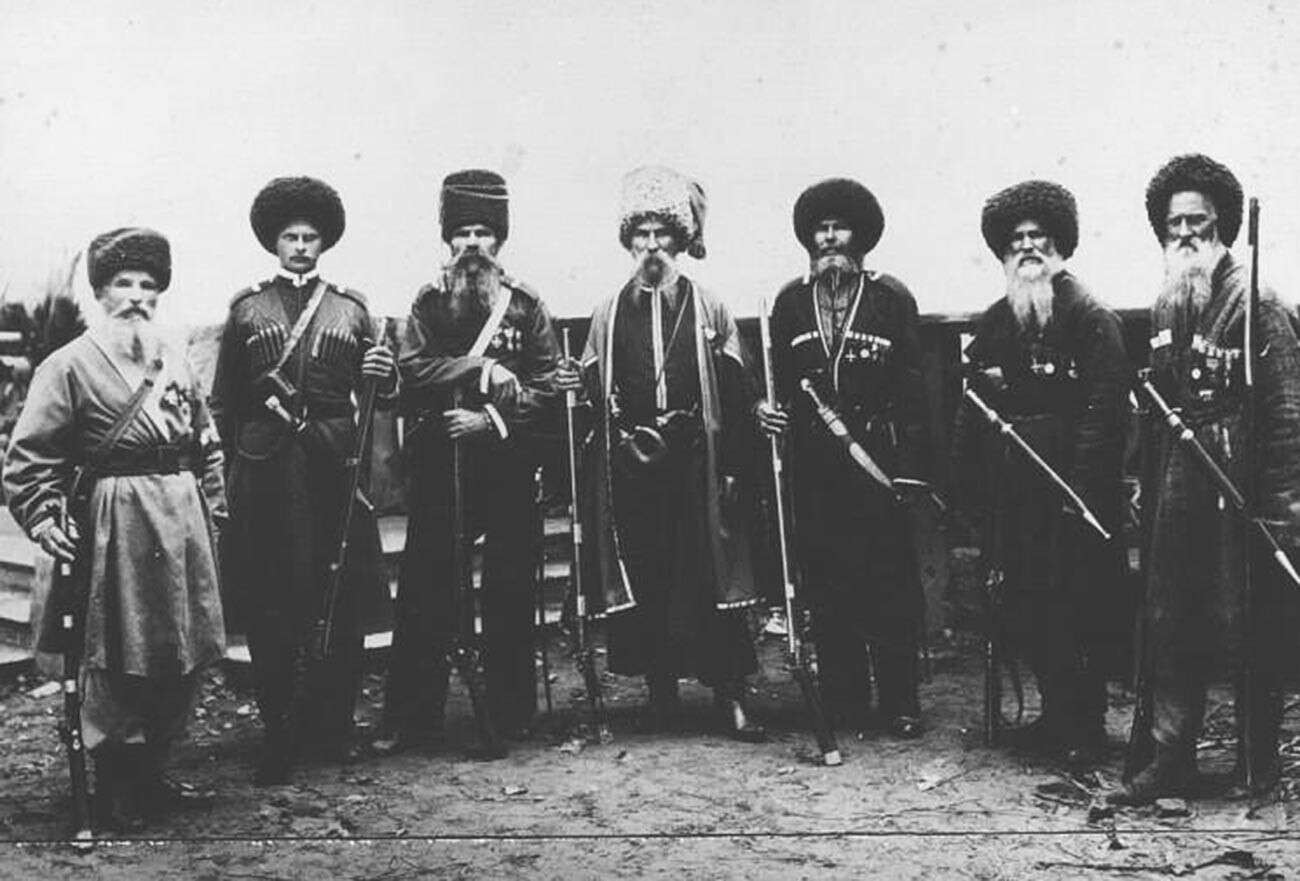 Cossacos vestindo trajes tradicionais.