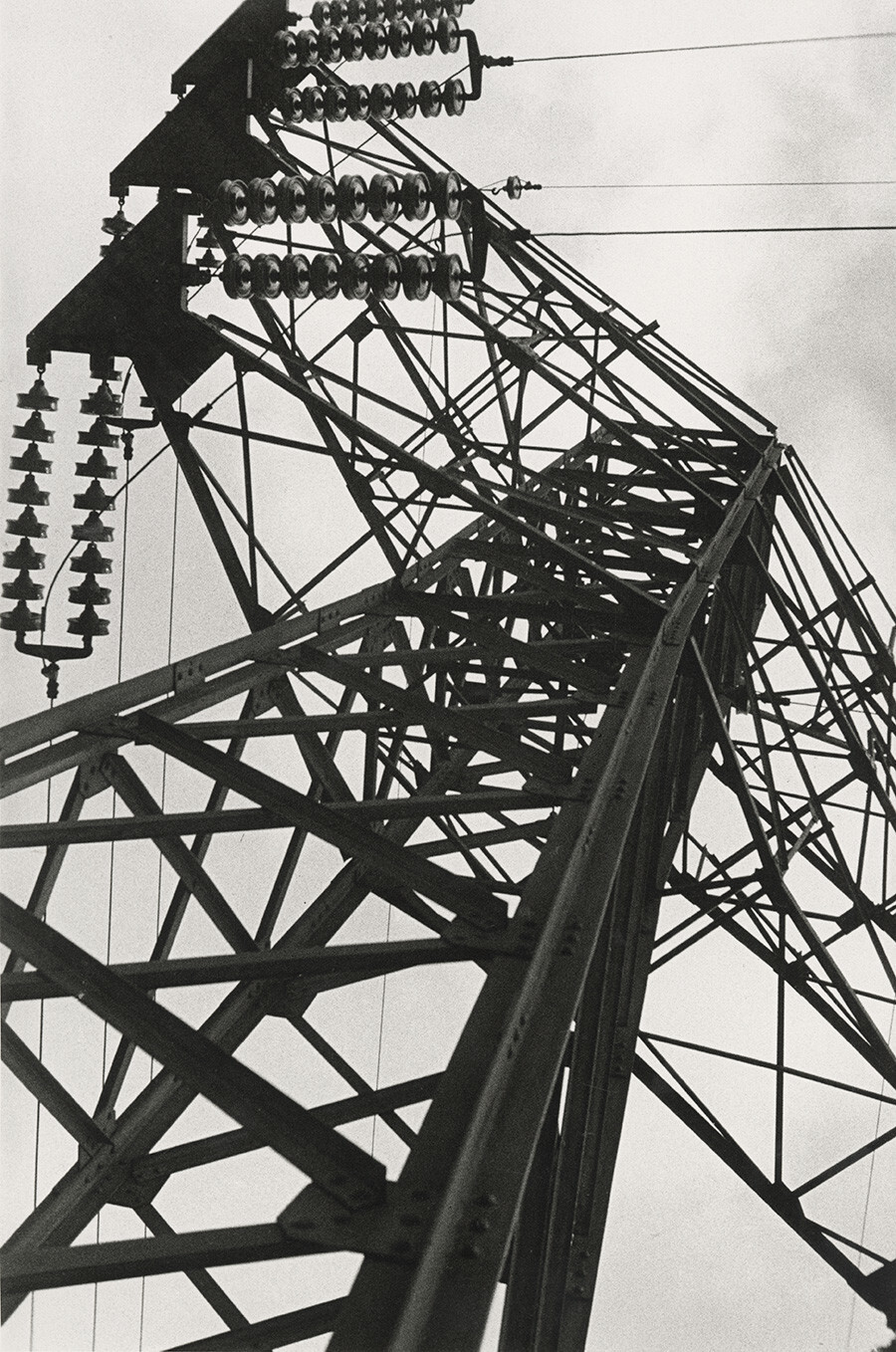 Un palo della linea elettrica di Mosca, 1929. Fotografia di Aleksandr Rodchenko, dalla collezione del Multimedia Art Museum