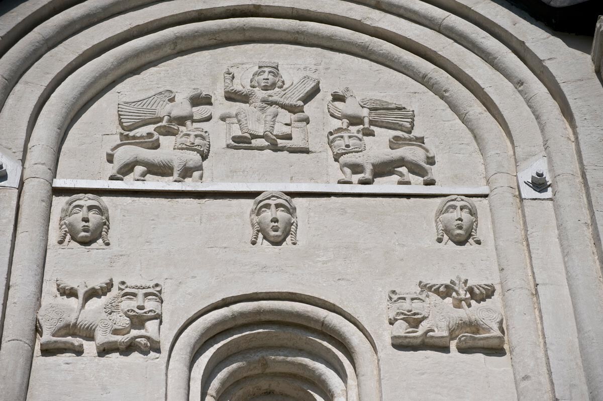 Église de l'Intercession sur la Nerl. Façade ouest, baie centrale avec le roi David, des lions et des masques féminins. 18 juillet 2009