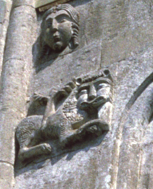 Église de l'Intercession sur la Nerl. Façade ouest, baie centrale avec lion et masque féminin. 16 mai 1995