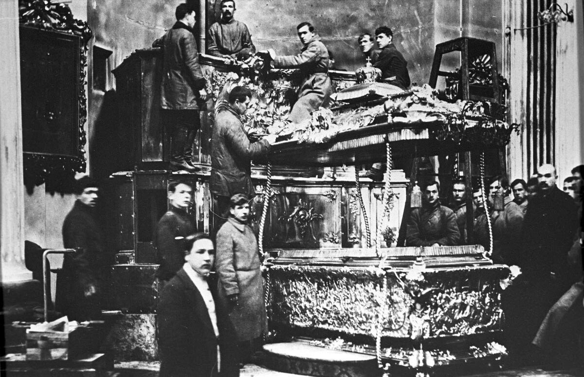 The Bolsheviks opening the Alexander Nevsky's shrine on May 12, 1922
