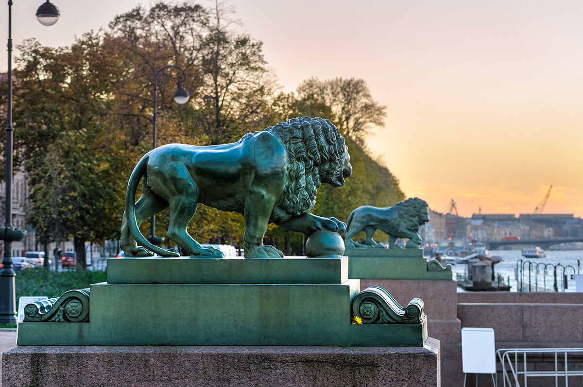 Kip leva na Admiralitetnem nabrežju, Sankt Peterburg