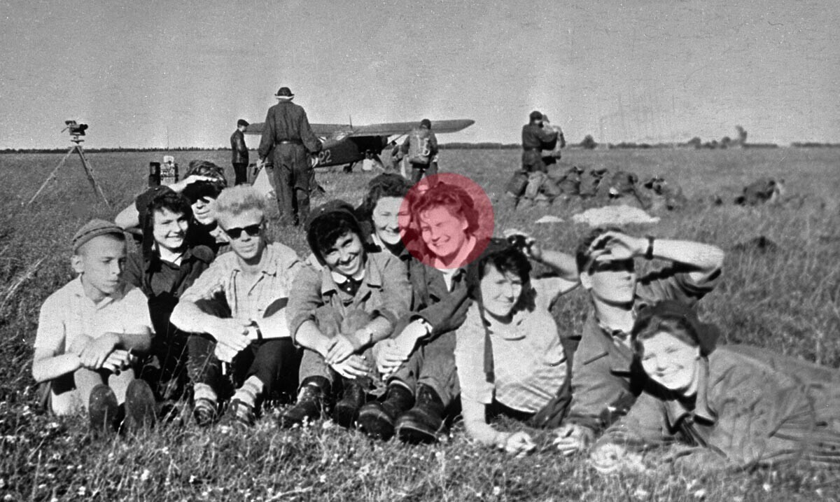 Membros do aeroclube de Iaroslavl , dentre eles,  Tereshkova (a quarta a partir da dir.), em 1961.