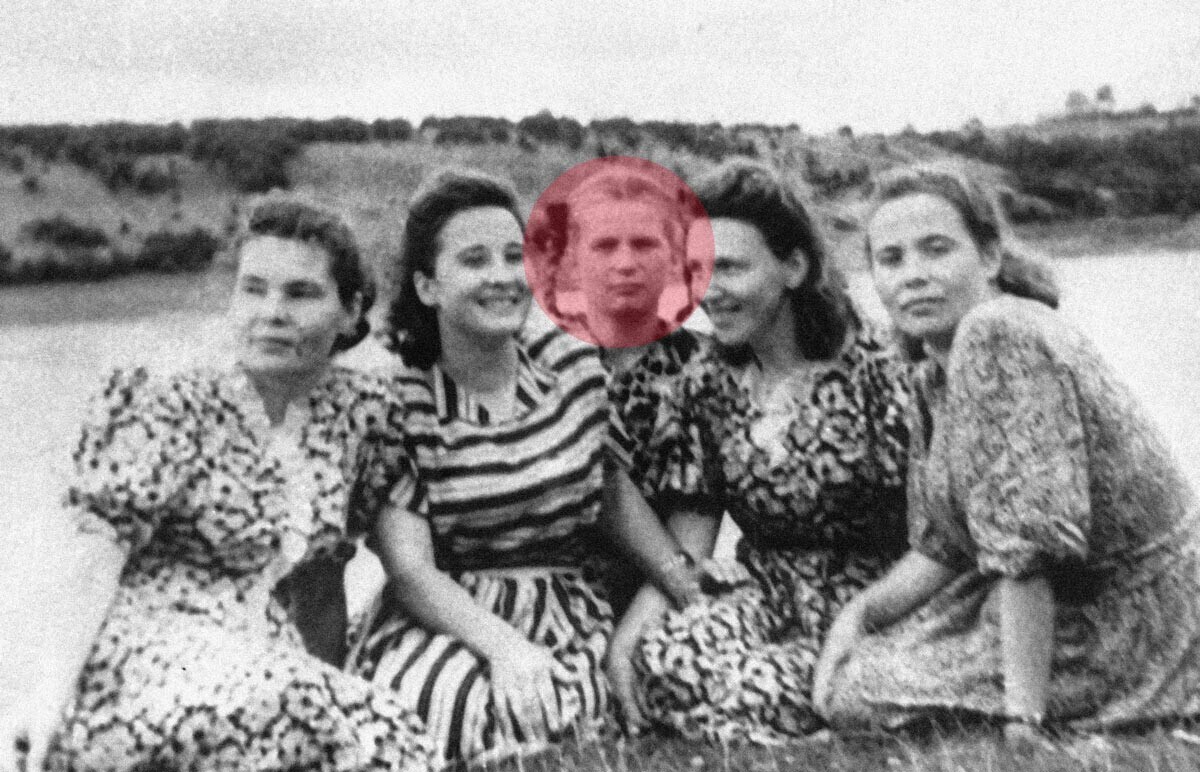 Tereshkova (centro), com as amigas em 1956.