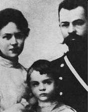 Alexandra Kollontái junto a su hijo Mijaíl y su marido Vladímir