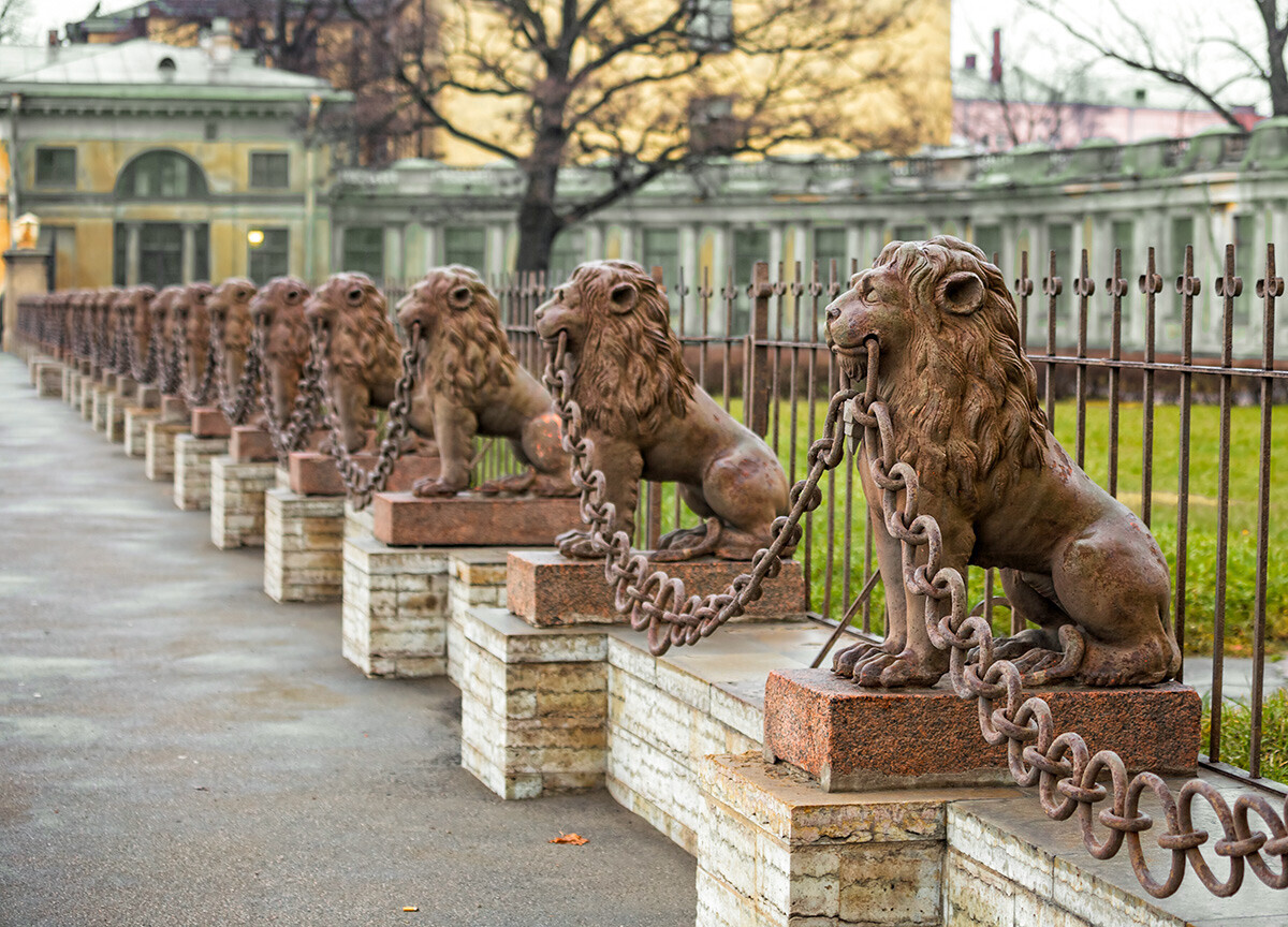Cerca da residência de verão de Kuchelev-Bezborodko com 29 leões
