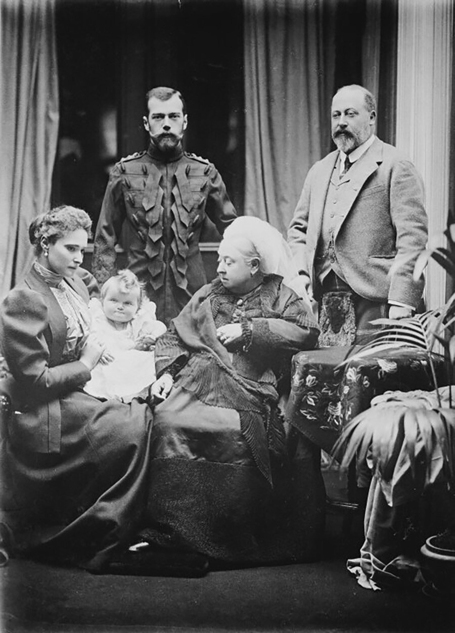 Abgebildet mit seiner Frau Alexandra und ihrer Großmutter, Königin Victoria des Vereinigten Königreichs.