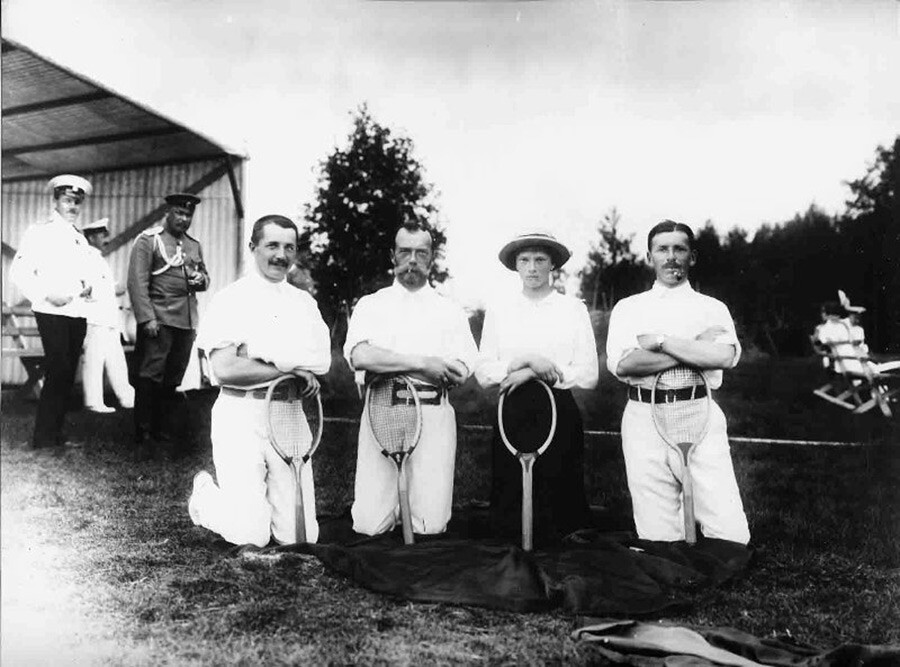 Nikolaus II. spielt mit Freunden seinen Lieblingssport Tennis.