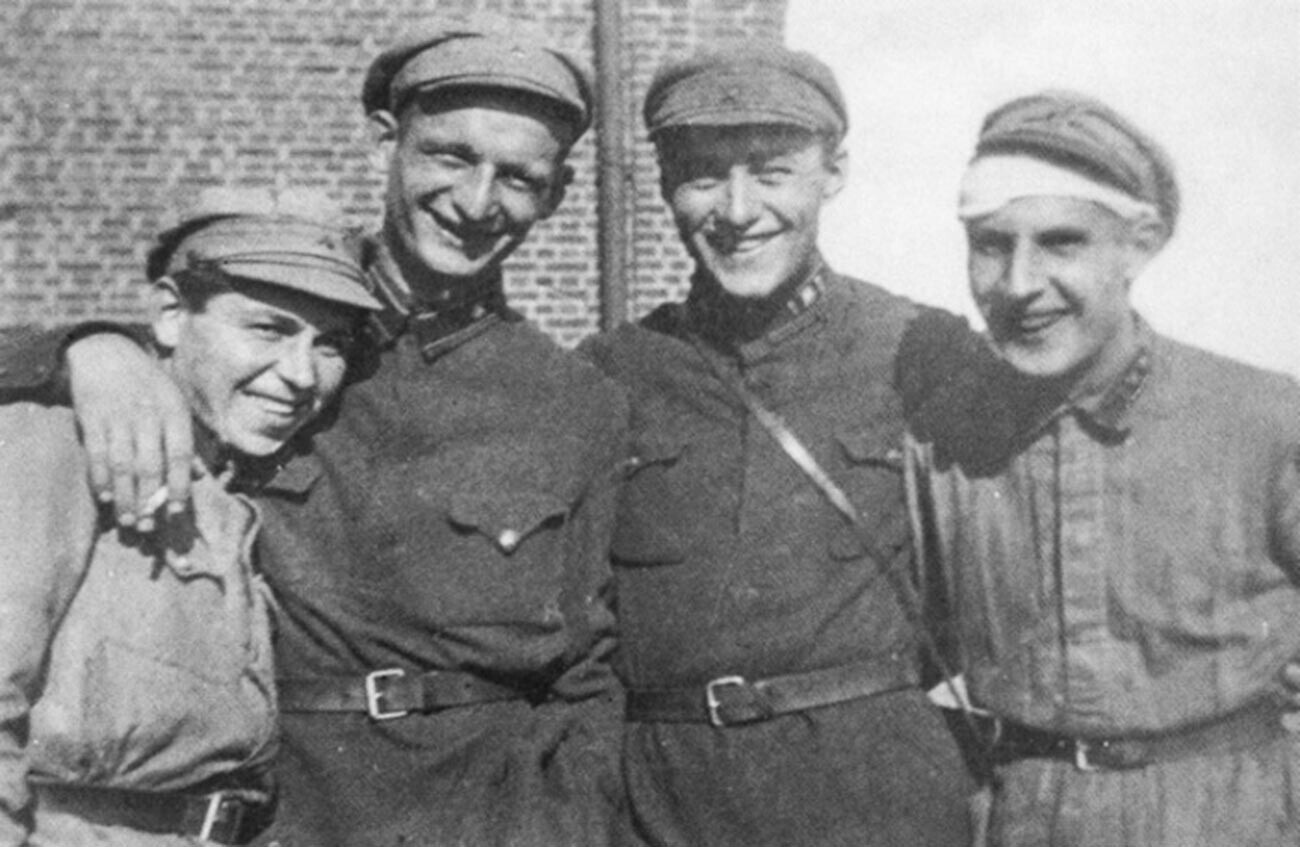William Fisher (kedua dari kiri) bersama prajurit resimennya.