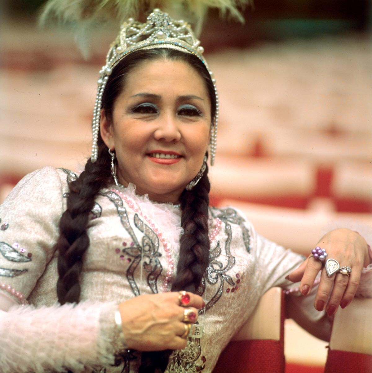 Оперная певица Бибигуль Ахметовна Тулегенова тоже носила красные камни.