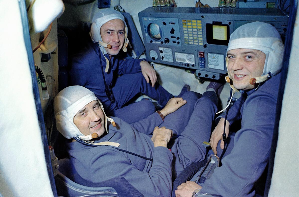 訓練船に乗る宇宙船「ソユーズ11号」の乗員。船長のゲオルギー・ドブロヴォリスキー（左）、試験技師のヴィクトル・パツァーエフ（中央）、航空機関士のウラジスラフ・ヴォルコフ（右）。