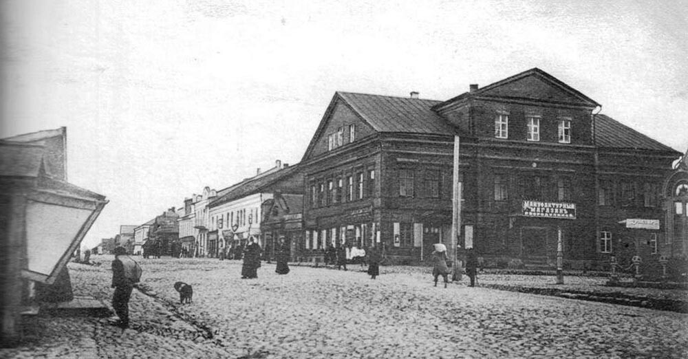 Velikie Luki, Troitskaya Street (later Karl Liebknecht Avenue). In the foreground is the building which housed the Central Workers' Club.