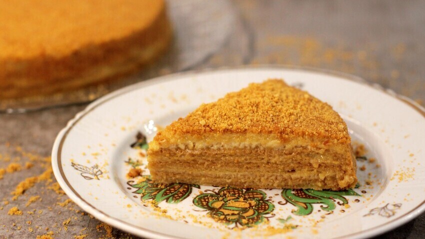 Kue Prapaskah Medovik adalah kenikmatan yang sempurna untuk musim puasa ini.