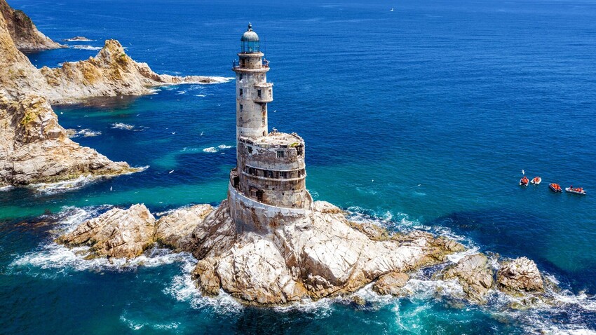 The story behind the BREATHTAKING abandoned Aniva lighthouse (PHOTOS