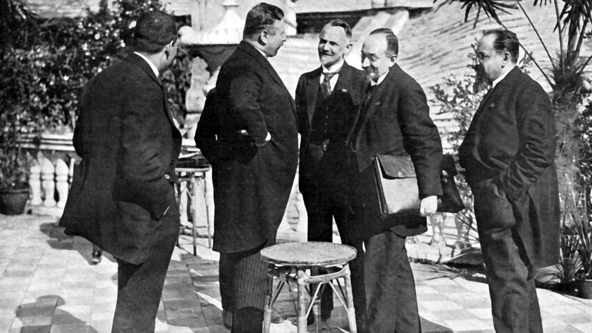 Italien, 1922, Völkerbund, Konferenz von Genua, Treffen des deutschen Bundeskanzlers, Herrn Wirth, mit den russischen Delegierten, den Herren Krassin, Tschitscherin und Loffe, Dieses Treffen wird zu einer gesonderten Vereinbarung führen, die in Rapallo unterzeichnet wird, der "Deutsch-Russischen.