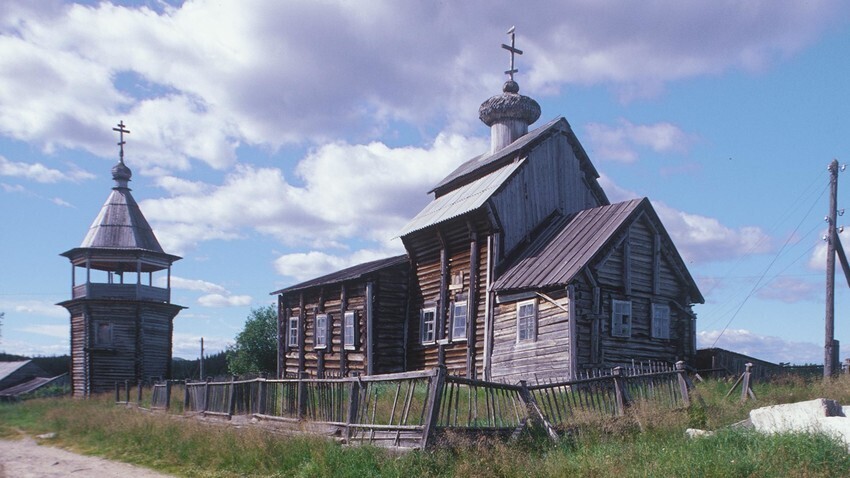 Kovda. Iglesia de San Nicolás, vista sureste con campanario. 24 de julio de 2001