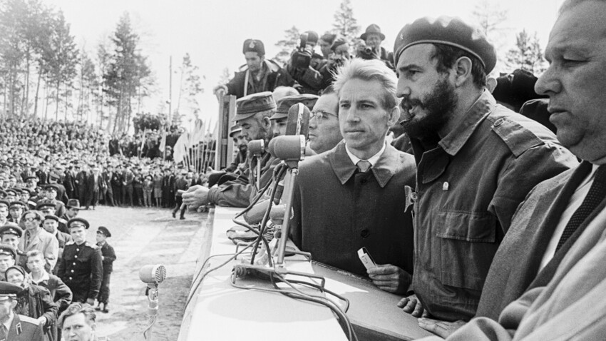 Fidel Castro pronuncia un discurso en un mitin dedicado a la amistad soviético-cubana que tiene lugar en Bratsk, 1 de mayo de 1963, URSS. 