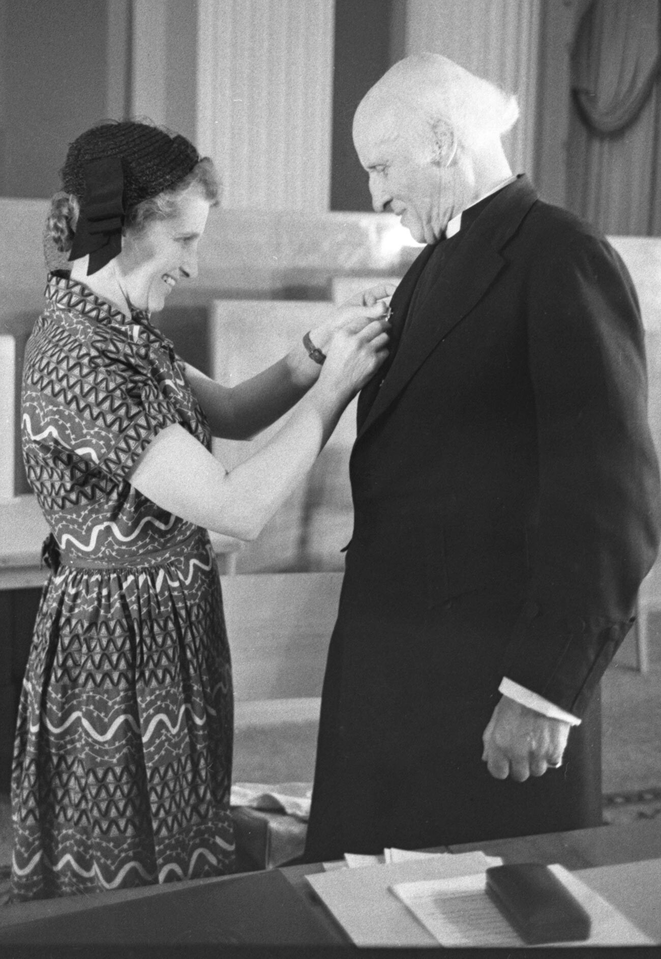 Nowell Johnson presents the medal of the Stalin Peace Prize laureate to her husband, Dean of Canterbury Hewlett Johnson.