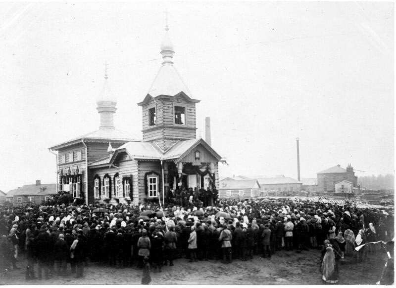 木造教会の人々。1900年代。ノヴゴロド県（現在は州）・ボロヴィチスキー郡コシェリの工場村。