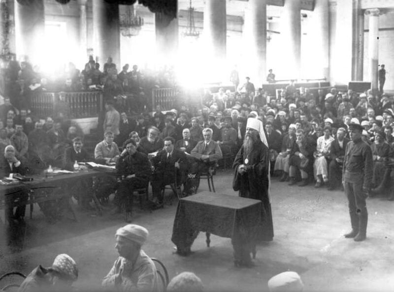 裁判におけるペトログラード（現サンクトペテルブルク）のヴェニアミン府主教。1922年。