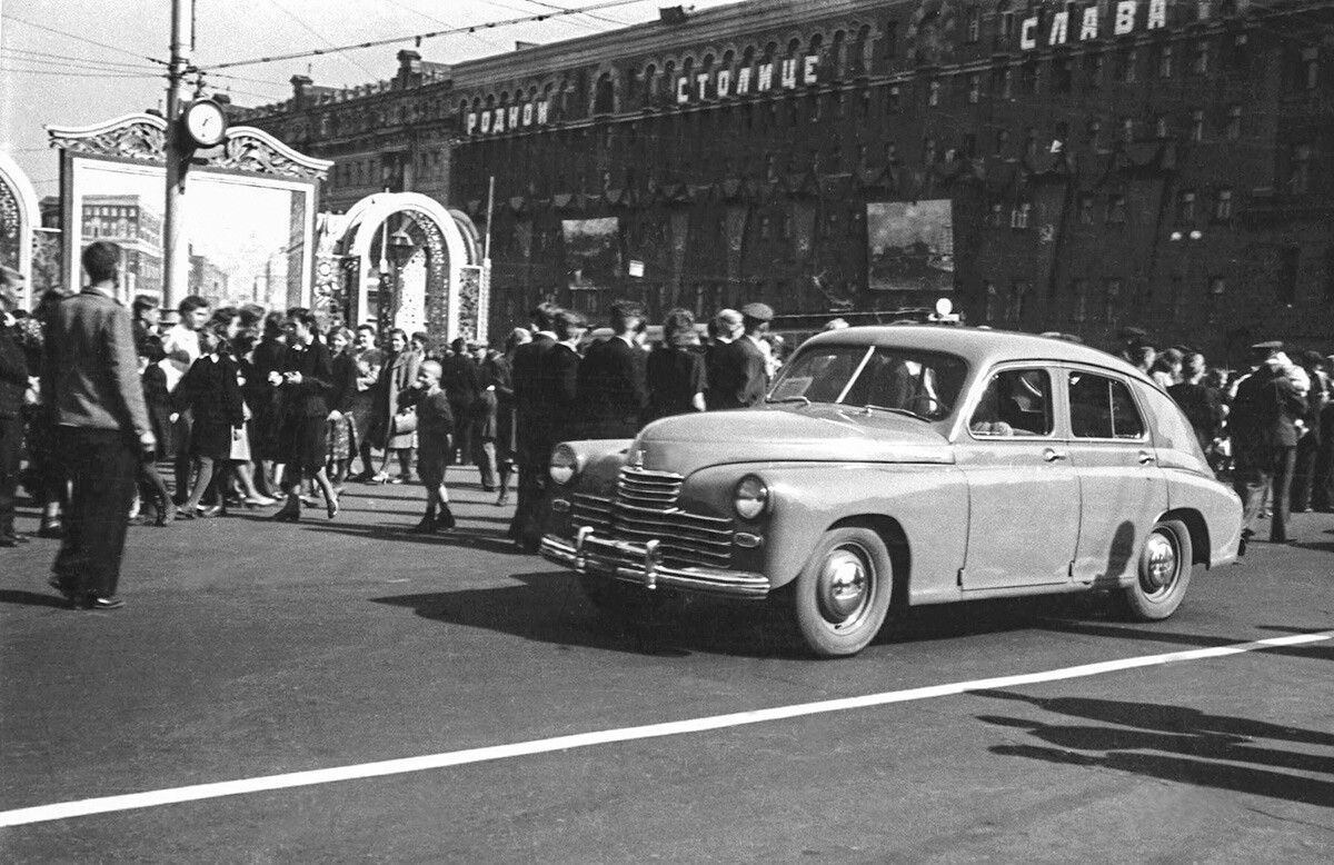 Moskau. UdSSR. Die Gorki-Automobilfabrik produzierte die ersten Autos GAZ-20 