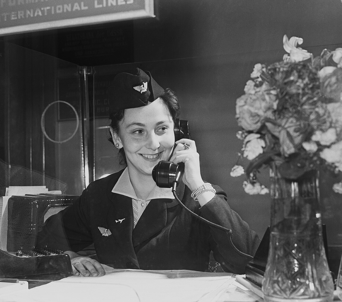 URSS. 1er juillet 1958. Une employée de la compagnie aérienne Aeroflot répond à un appel téléphonique.