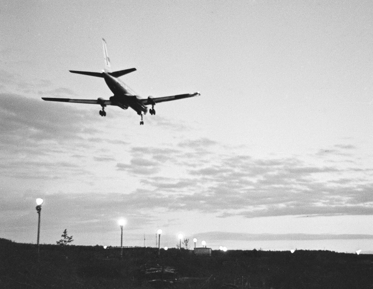 1er juillet 1958. Atterrissage d'un avion
