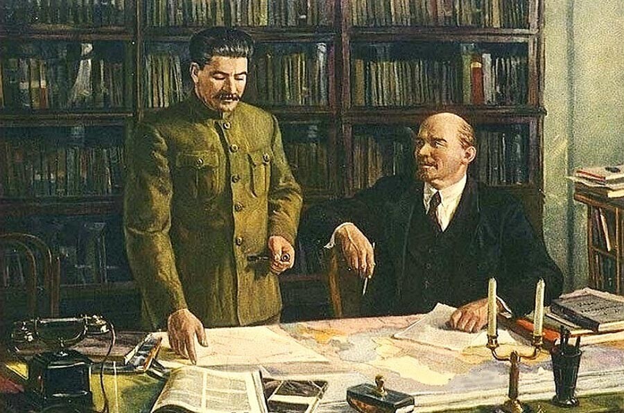 Lenin dan Stalin pada pengembangan rencana elektrifikasi GOELRO (1957) oleh Dmitry Nalbandyan. 