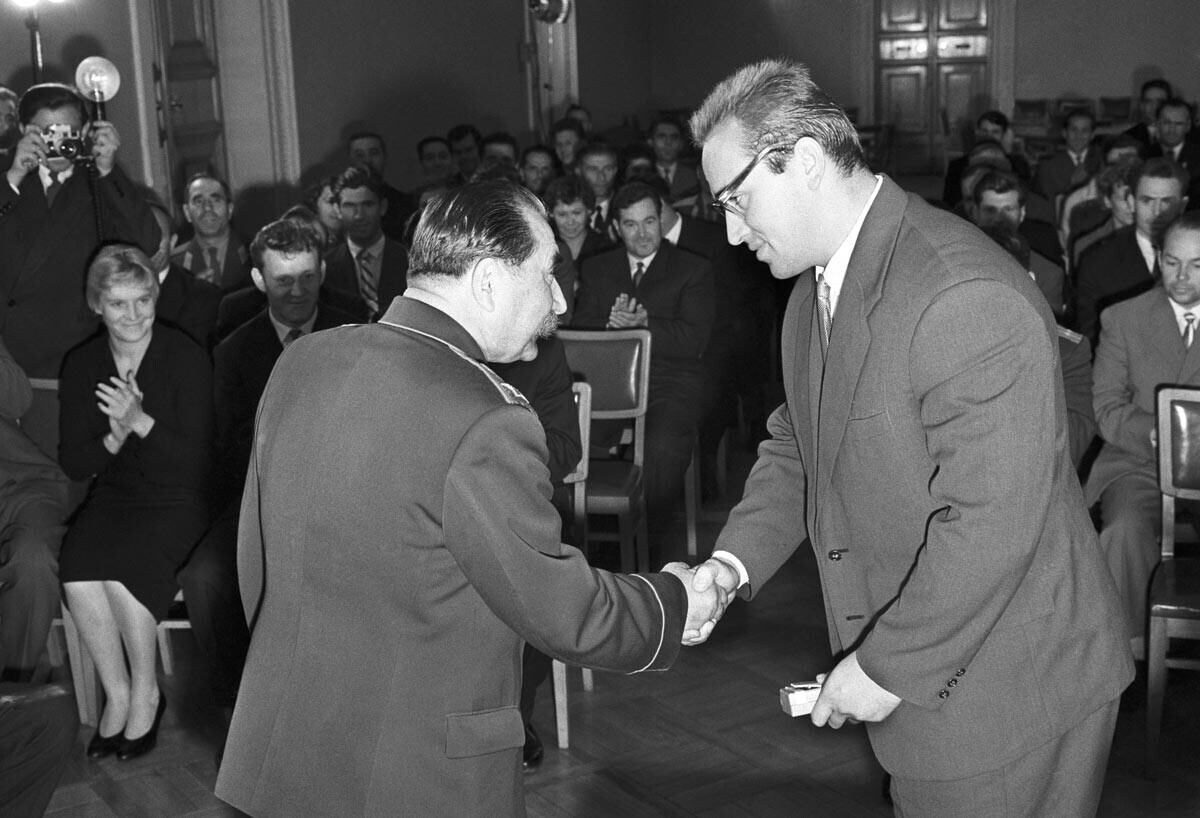 Anggota Dewan Tertinggi Semyon Buyonny memberikan penghargaan Ordo Lenin kepada atlet angkat besi Soviet Yuri Vlasov di Kremlin, 1960.