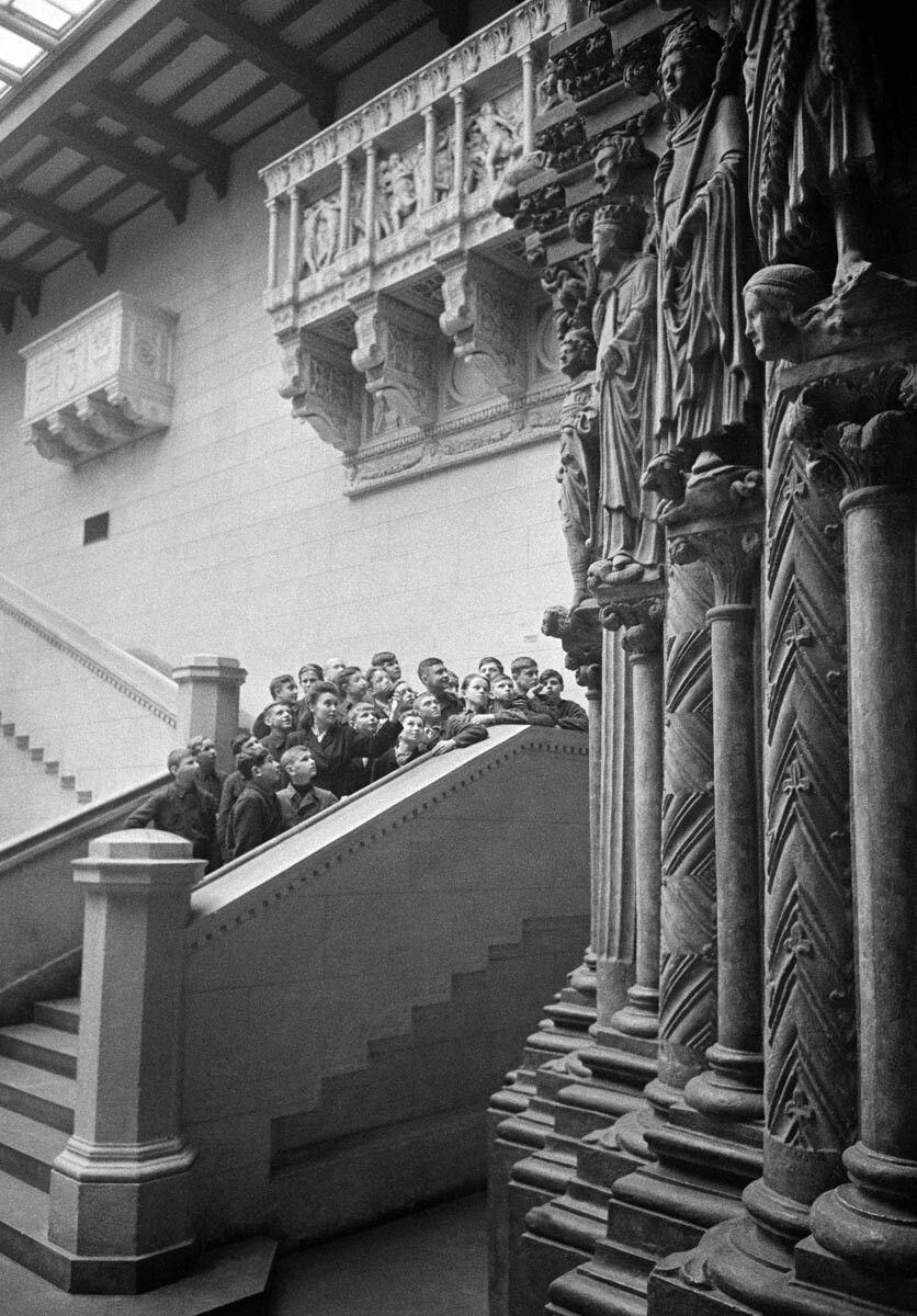 Studenti in visita al museo, 1947
