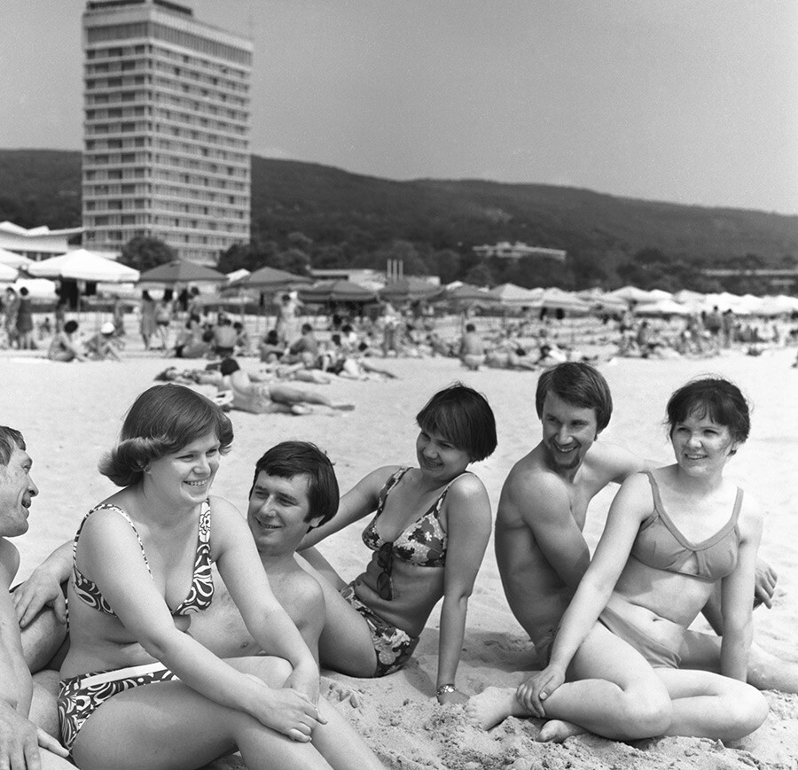 June 1-10, 1977. Golden Sands, People's Republic of Bulgaria. Tourists from Leningrad and Chelyabinsk rest on the beach of the International Hotel.