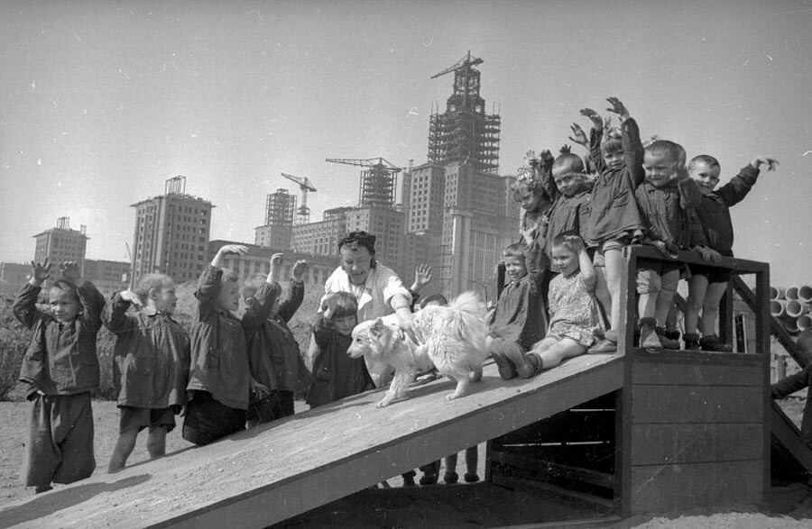 Au début des années 1950, le peuple de l'URSS a posé les premières pierres de certains des bâtiments soviétiques les plus emblématiques de Moscou, notamment des célèbres gratte-ciels staliniens surnommés les Sept Sœurs.