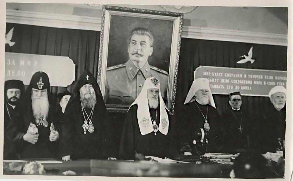 Une conférence de toutes les églises et associations religieuses, autorisée par le gouvernement soviétique, avec le patriarche Alexis Ier de Moscou photographié au centre, juste sous le portrait de Staline