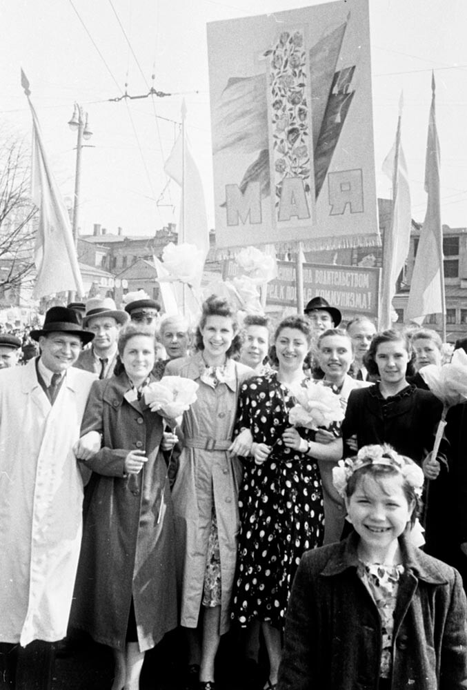 Les manifestations faisaient également partie de la vie soviétique. La photo montre l'une d'elles, organisée à l'occasion de la célébration du 1er mai, la « Journée de la paix, du travail et du printemps »