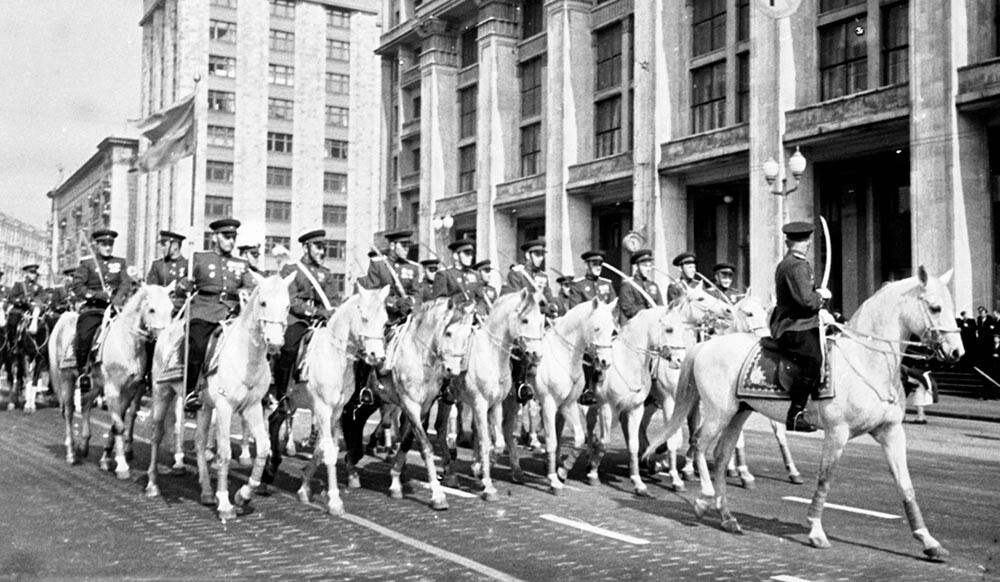 Le défilé militaire du Jour de la Victoire 1952 sur la place Rouge
