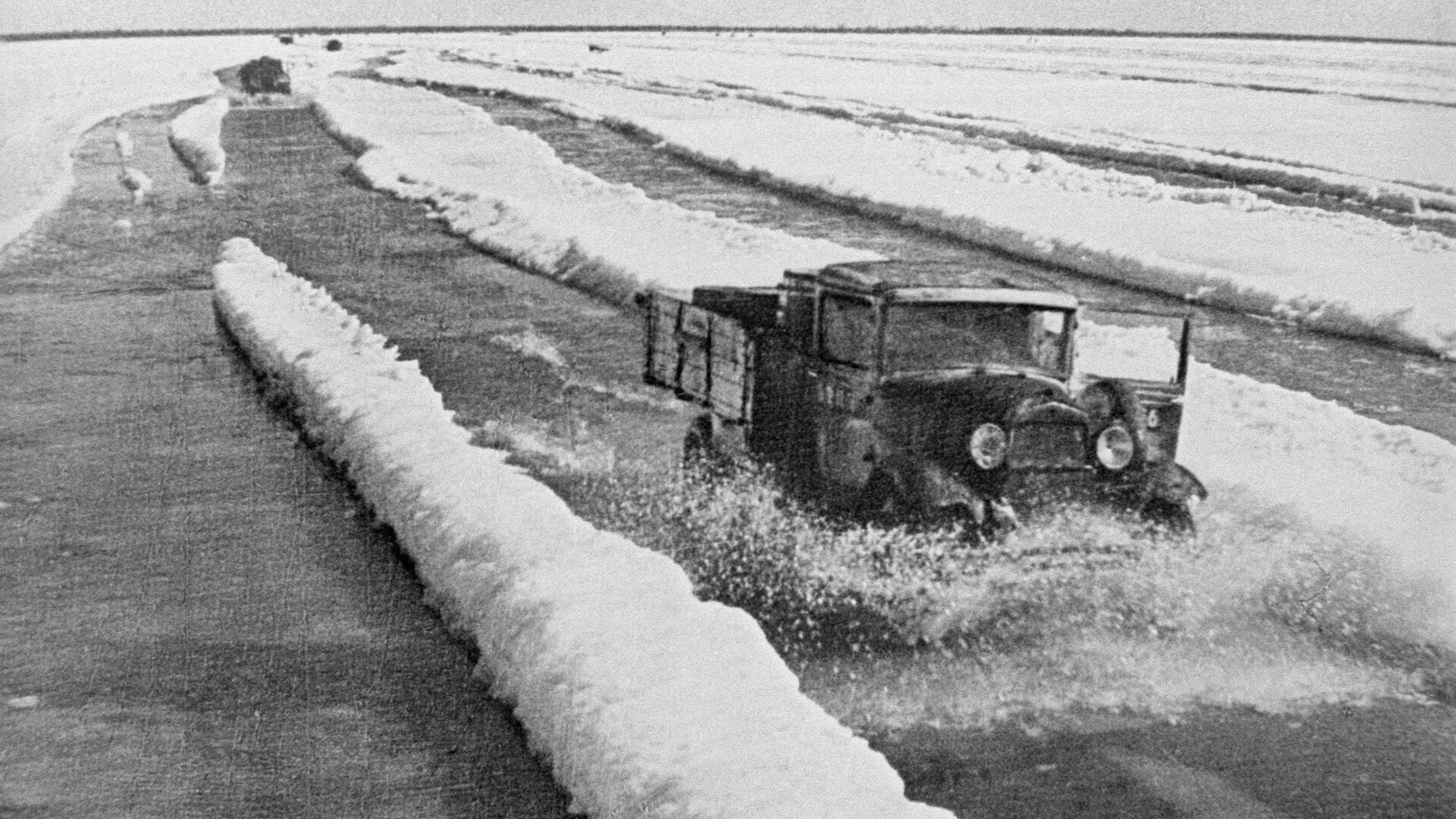 Entrega de suministros a Leningrado sobre el hielo del lago Ladoga durante la Gran Guerra Patria. 
